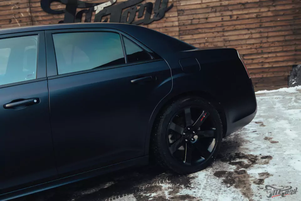 Обновленный Chrysler 300C! Кузовной ремонт и полный окрас кузова, оклейка матовым полиуретаном, комплексная шумоизоляция и сабвуферное звено, плановое ТО
